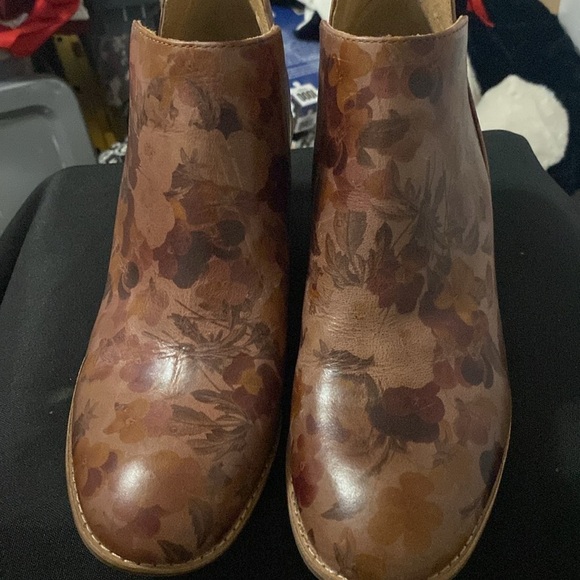 SOFFT WO SIZE 11 Leather Floral Brown Ankle Boots slight wedge heel approx 4” - Picture 8 of 11